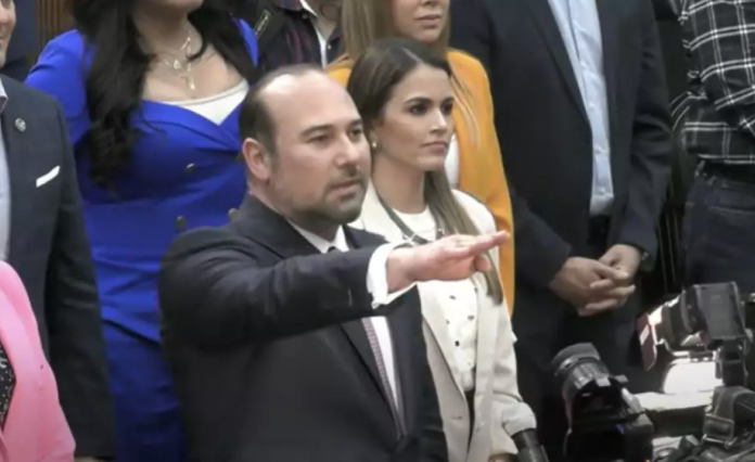 Arturo Salinas rinde protesta como gobernador interino de Nuevo León