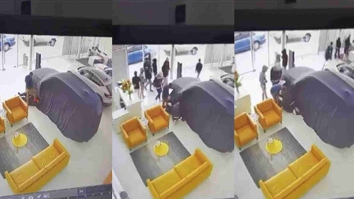Comando armado ingresa a agencia y roba 10 vehículos en León