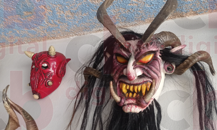 Los hermanos Rodríguez han dedicado su vida para generar las máscaras negras de Charo y recordar siempre sus tradiciones