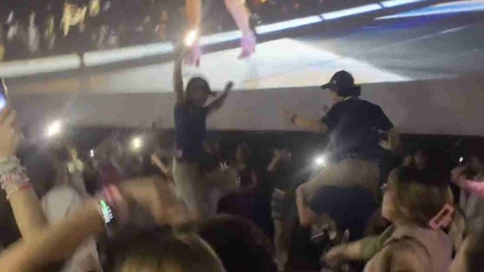 Empleados de cine se unen a los swifties y bailan durante función