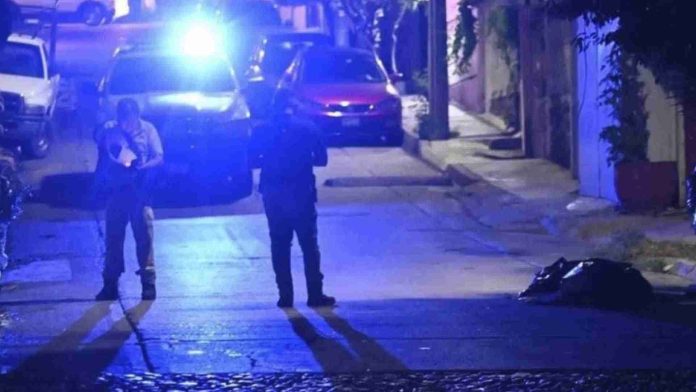 Abandonan restos humanos con mensajes en Acapulco