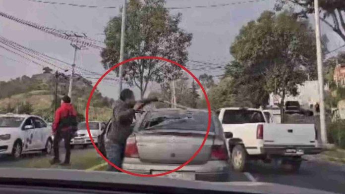 Hombre destroza un auto con un bate por conflicto vial
