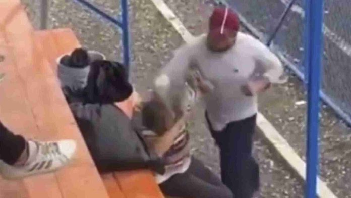 Hombre golpea a abuelito al festejar gol de su equipo