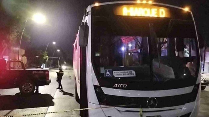 Hombre secuestra a seis pasajeros de un camión y los obliga a saltar de la unidad
