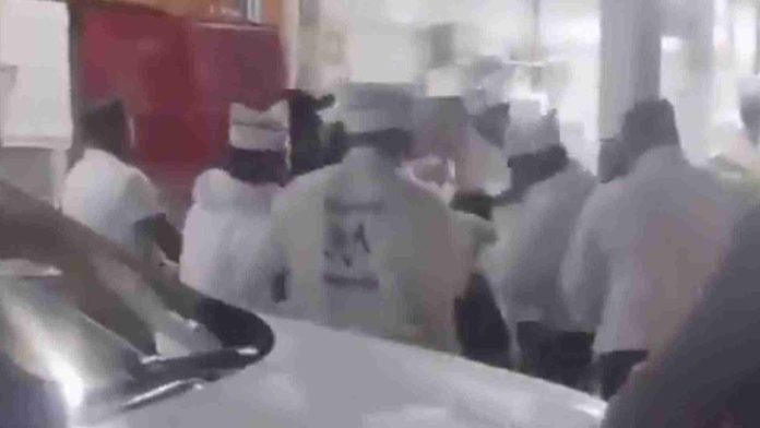 Meseros agreden a pareja de comensales en taquería de CDMX