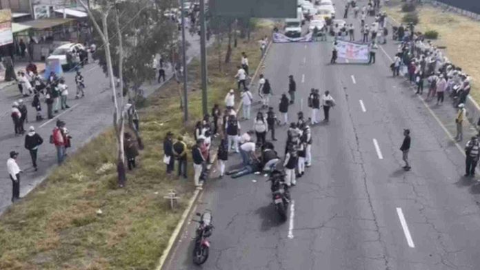 Motociclista arrolla a manifestante durante bloqueo