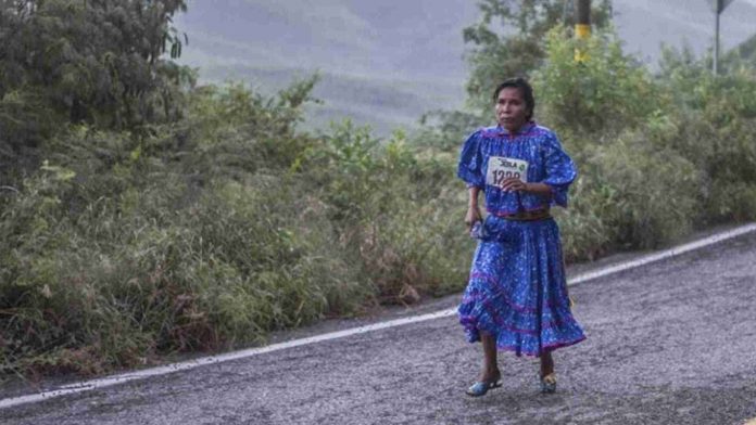 Mujer rarámuri gana primer lugar en maratón de 42 kilómetros