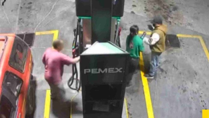 Mujer rocía con gasolina a hombre que intentó asaltarla en Nuevo León