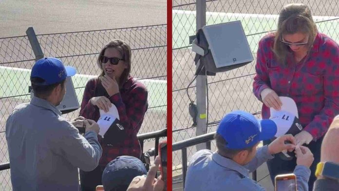 Pareja se compromete en las tribunas durante el GP de México 2023