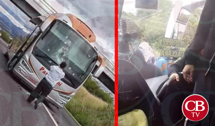 Video: Normalistas pretendían quemar autobús con todo y pasajeros