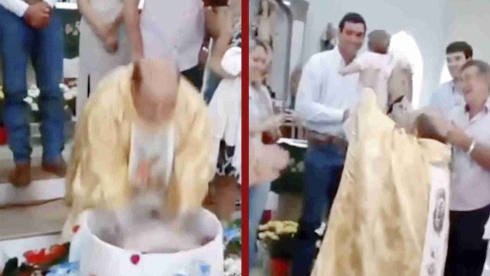 Sacerdote sumerge violentamente a bebé en su bautizo