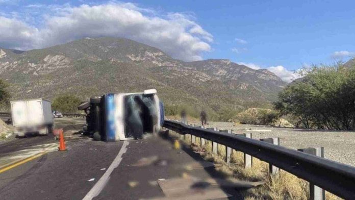 Volcadura de autobús de migrantes en Oaxaca