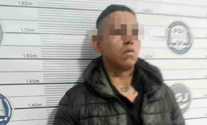 Pacientes someten a extorsionador, lo golpean y lo llevan a la policía