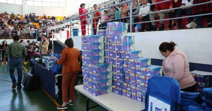 Alfonso Martínez entrega útiles, mochilas y tenis escolares a 2 mil niñas y niños de Morelia