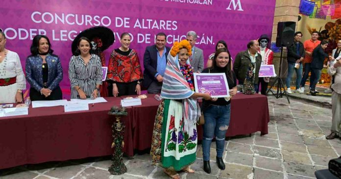 Realiza el Congreso de Michoacán concurso de altares de muertos en Palacio Legislativo.