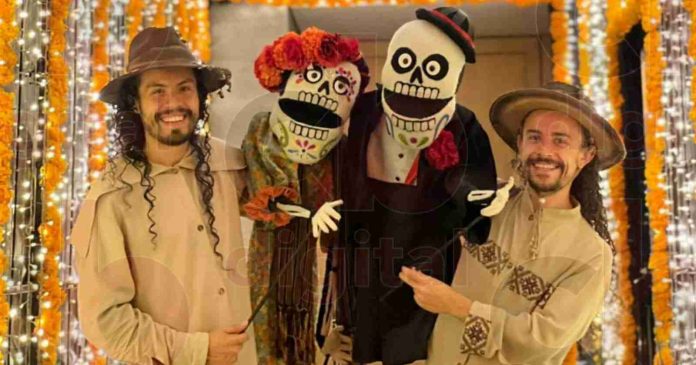 Catrín y Catrina han recorrido todo el estado de Michoacán compartiendo la cultura local a través de la diversión que expresan las marionetas, las cuáles son manejadas por Julián de Colombia y Steven de Costa Rica, artistas que desde 2020 se han dedicado a difundir y preservar la cultura mexicana.