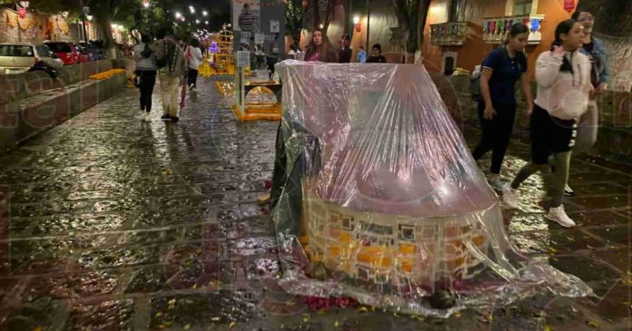 Lo que la lluvia se llevó: altares monumentales de las plazas de la ciudad desechos por la tormenta