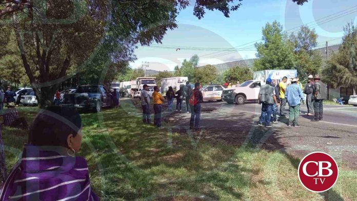 Activos los bloqueos carreteros en Michoacán