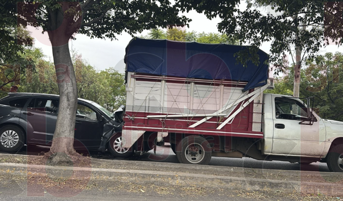 Choque de camionetas en el libramiento de Morelia