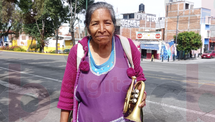 Por gusto musical que le dejo su padre, y el recuerdo de su difunto esposo, Doña Mariana Natividad, toca la trompeta en los semáforos de Morelia