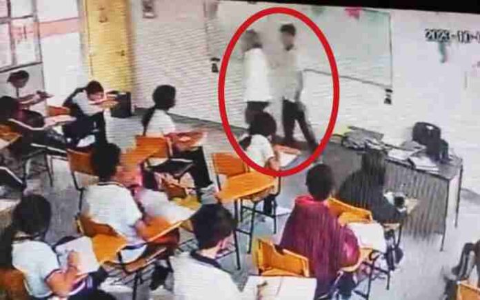VIDEO: Estudiante apuñala a maestra en Coahuila