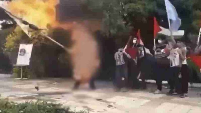 Video: Hombre intenta prender fuego a bandera de Israel y se quema por accidente