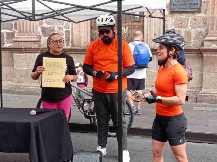 Ciclistas entregan más de 600 firmas a SCOP como exigencia de rehabilitar la ciclovía Morelia-Pátzcuaro