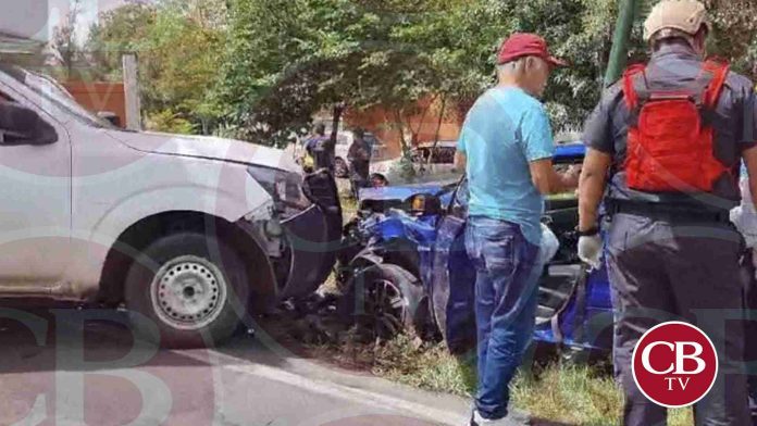 Choca camioneta y auto afuera del CBTA 7