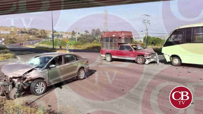 Fuerte choque debajo del puente del ISSSTE