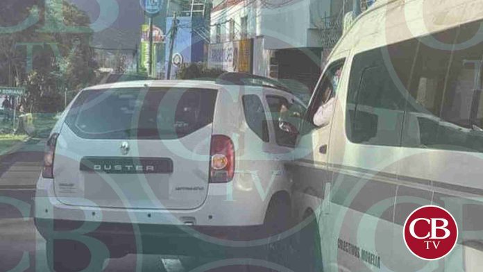 Aparatoso choque bloquea avenida Camelinas