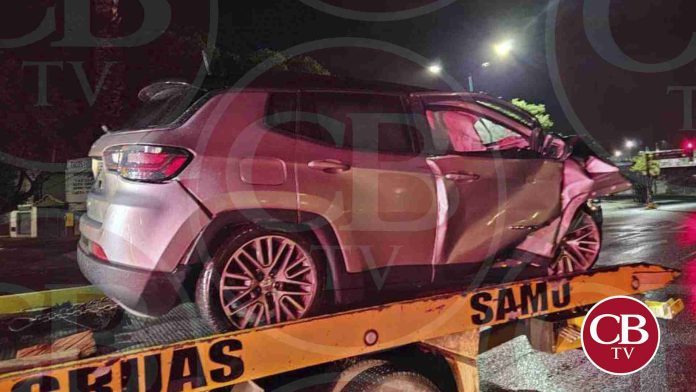 Se combina imprudencia con velocidad y derriba un semáforo
