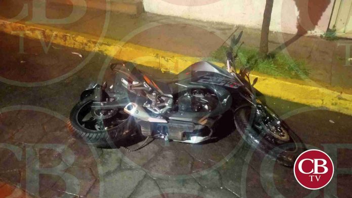Derrapa su moto y termina en el hospital