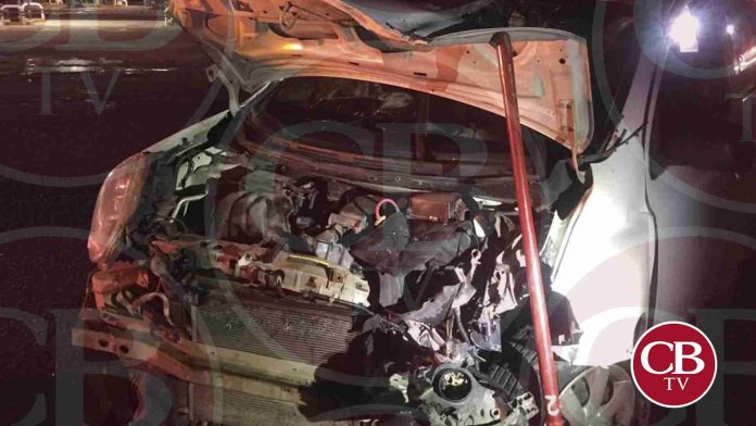 Se queda dormido y choca su auto con un semáforo