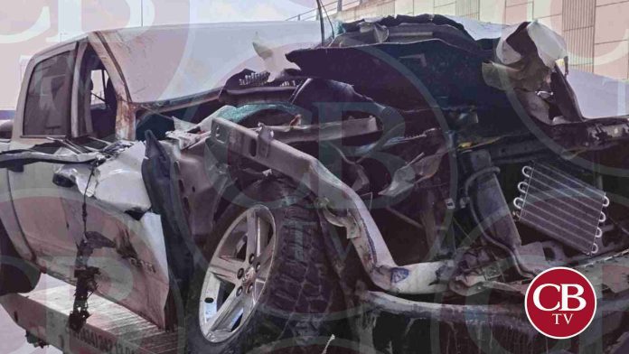 Desbarata su camioneta y se salva de milagro