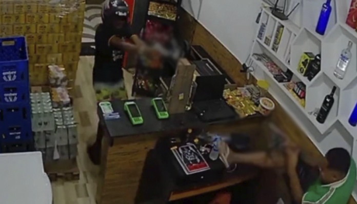 Video: Dueño de una licorería se enfrenta a tiros con un sicario