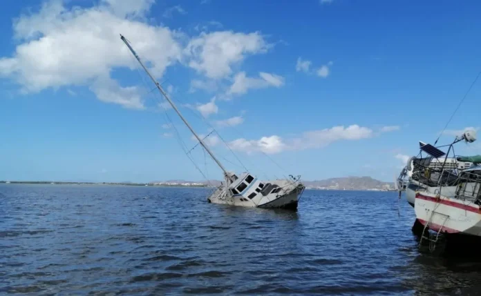 Al menos 33 náufragos en Acapulco por huracán Otis