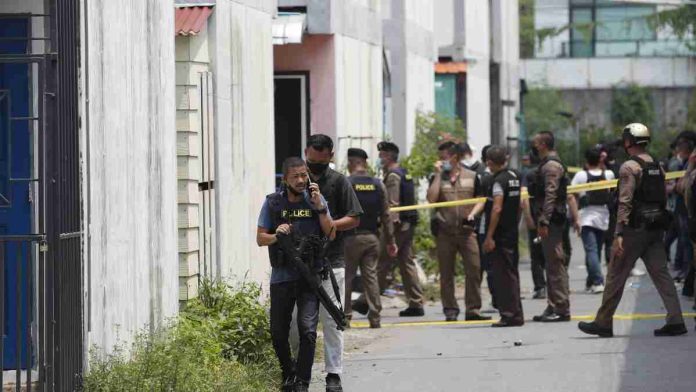 VIDEO: Adolescente de 14 años desata tiroteo en Bangkok; hay 3 muertos