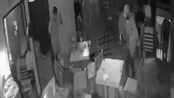 Hombres armados irrumpen en bar; asaltan y golpean a comensales en SLP