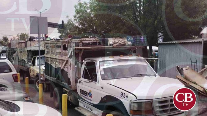 Policías golpean a recolectores de basura en Morelia