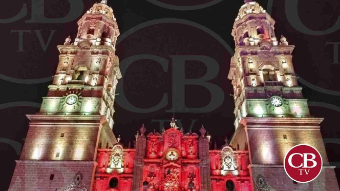 Iluminan de carmesí y dorado los monumentos históricos en Morelia