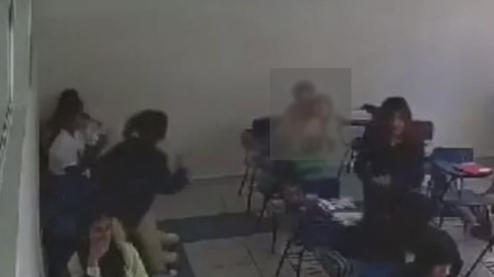 Video: Estudiante aplica llave china a compañera de clase y cae desmayada
