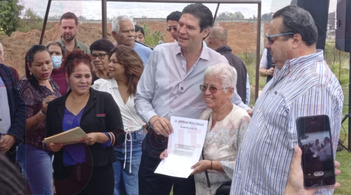 Presidente Municipal hace entrega de lotificación y vialidad a la colonia Heriberto Castillo