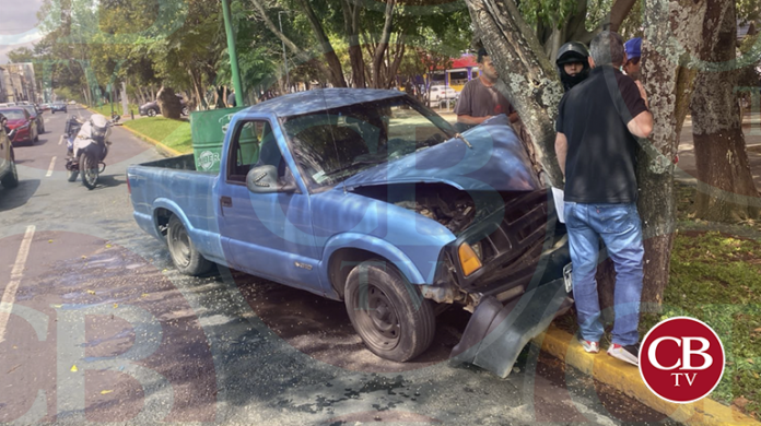 Se estrella camioneta