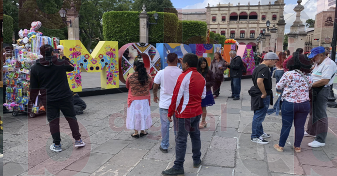 Turistas maravillados con los altares del Centro Histórico de Morelia
