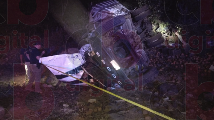 ¡Tragedia! Mueren cuatro personas al volcar su auto en Churumuco