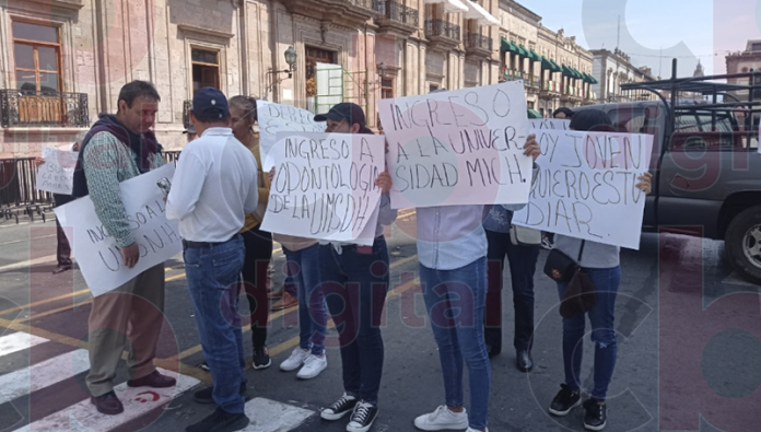 Dos jóvenes de la comunidad de Tirio se manifiestan frente Palacio de Gobierno por que fueron rechazadas en la Facultad de Odontología