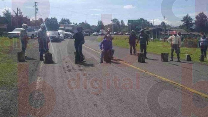Toman carreteras en Michoacán por Día de la Lucha Indígena