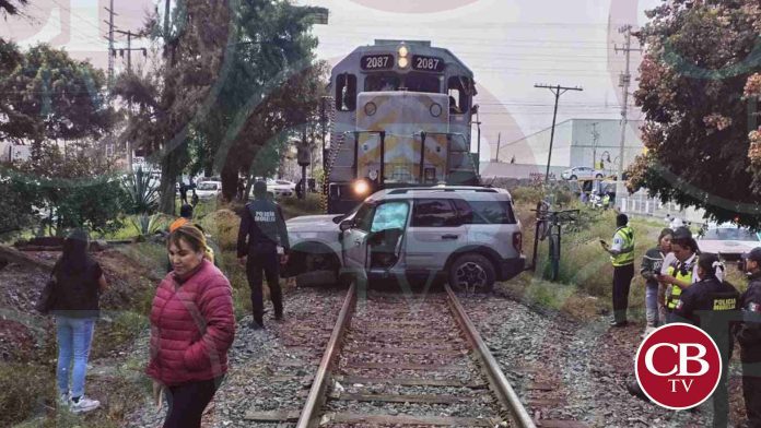 Tren arrastra 30 metros una camioneta en Morelia