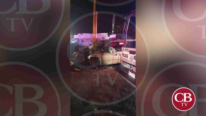 Vive de milagro al destruir su auto en LC