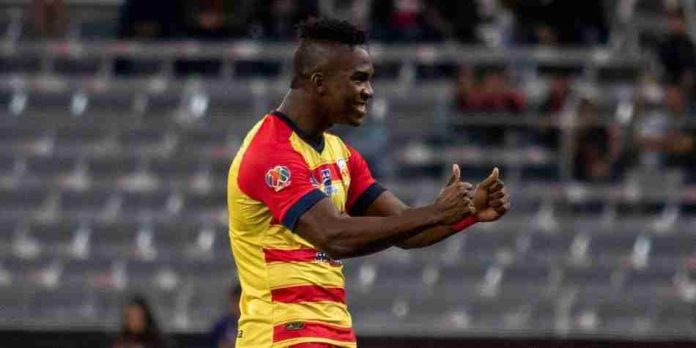 Huye del país exjugador del Monarcas que pidió 150 mil pesos prestados y no pagó